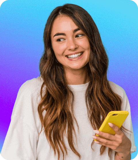garota sorrindo enquanto interage com celular