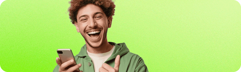 garoto sorrindo com celular em mãos