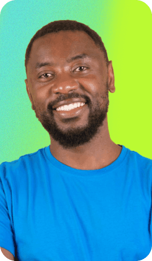 homem sorrindo para foto