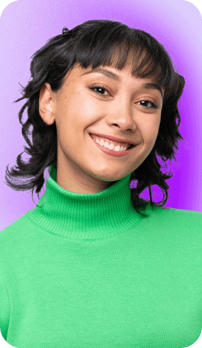 mulher sorrindo para a foto